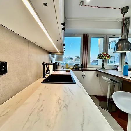 Silver Aircondition Wifi 1gbs 85'tv Netflix * Warsaw