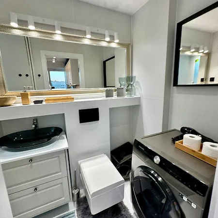 Silver Aircondition Wifi 1gbs 85'tv Netflix *