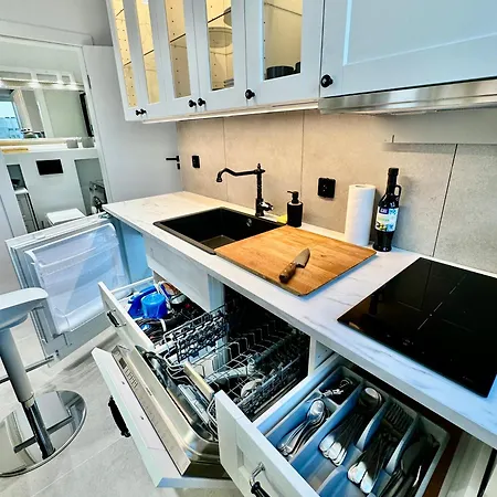 Silver Aircondition Wifi 1gbs 85'tv Netflix * Warsaw