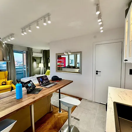 Silver Aircondition Wifi 1gbs 85'tv Netflix * Варшава