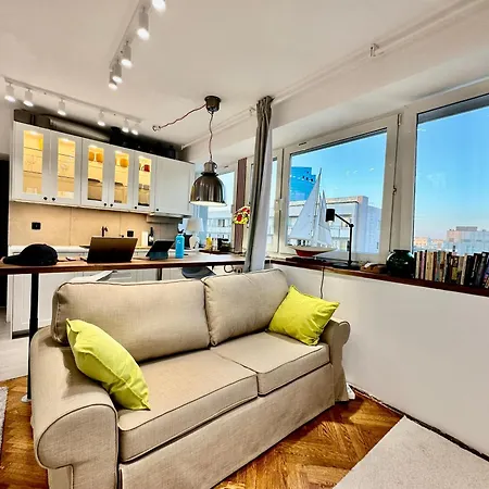 Silver Aircondition Wifi 1gbs 85'tv Netflix * Warsaw