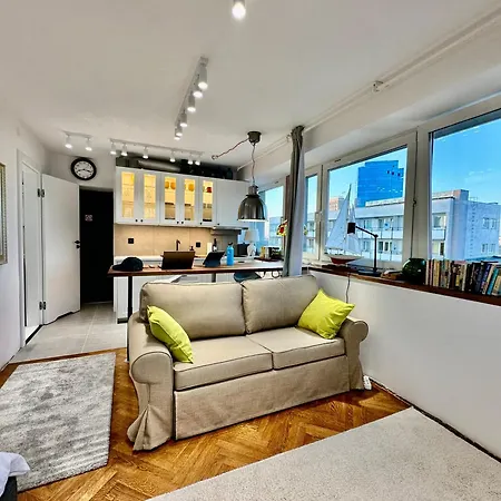 Silver Aircondition Wifi 1gbs 85'tv Netflix * Warsaw