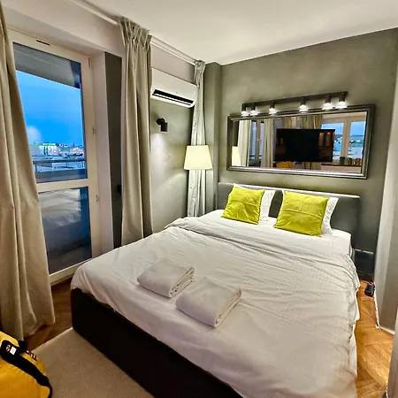 Silver Aircondition Wifi 1gbs 85'tv Netflix *